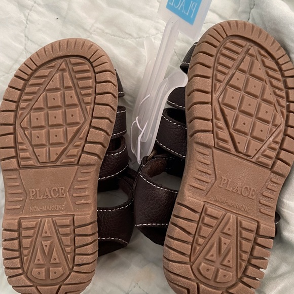 Children place brown shoes - Picture 4 of 4